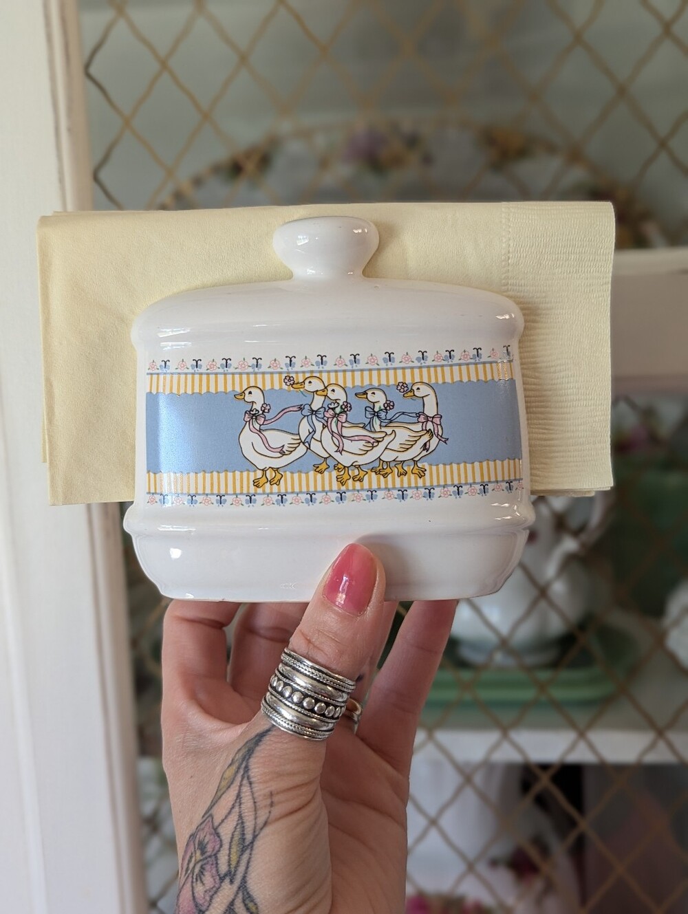 🩷🪿VTG 80s Ribbon Geese Ceramic Napkin Holder Goose Motif Casserole Crock-Pot